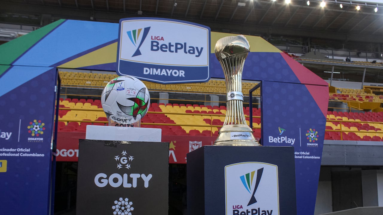 El trofeo y balón oficial de la Liga Colombiana.