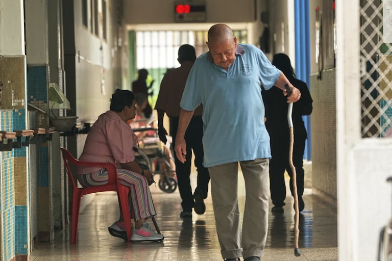 Centro Vida es un programa para el bienestar del adulto mayor, que impacta de manera positiva en sus vidas, mejorando a nivel físico, mental, emocional y espiritual, posible a través de los programas creados por la Alcaldía de Santiago de Cali y la Secretaría de Bienestar Social, operado por la E.S.E. San Miguel. Foto Jorge Orozco