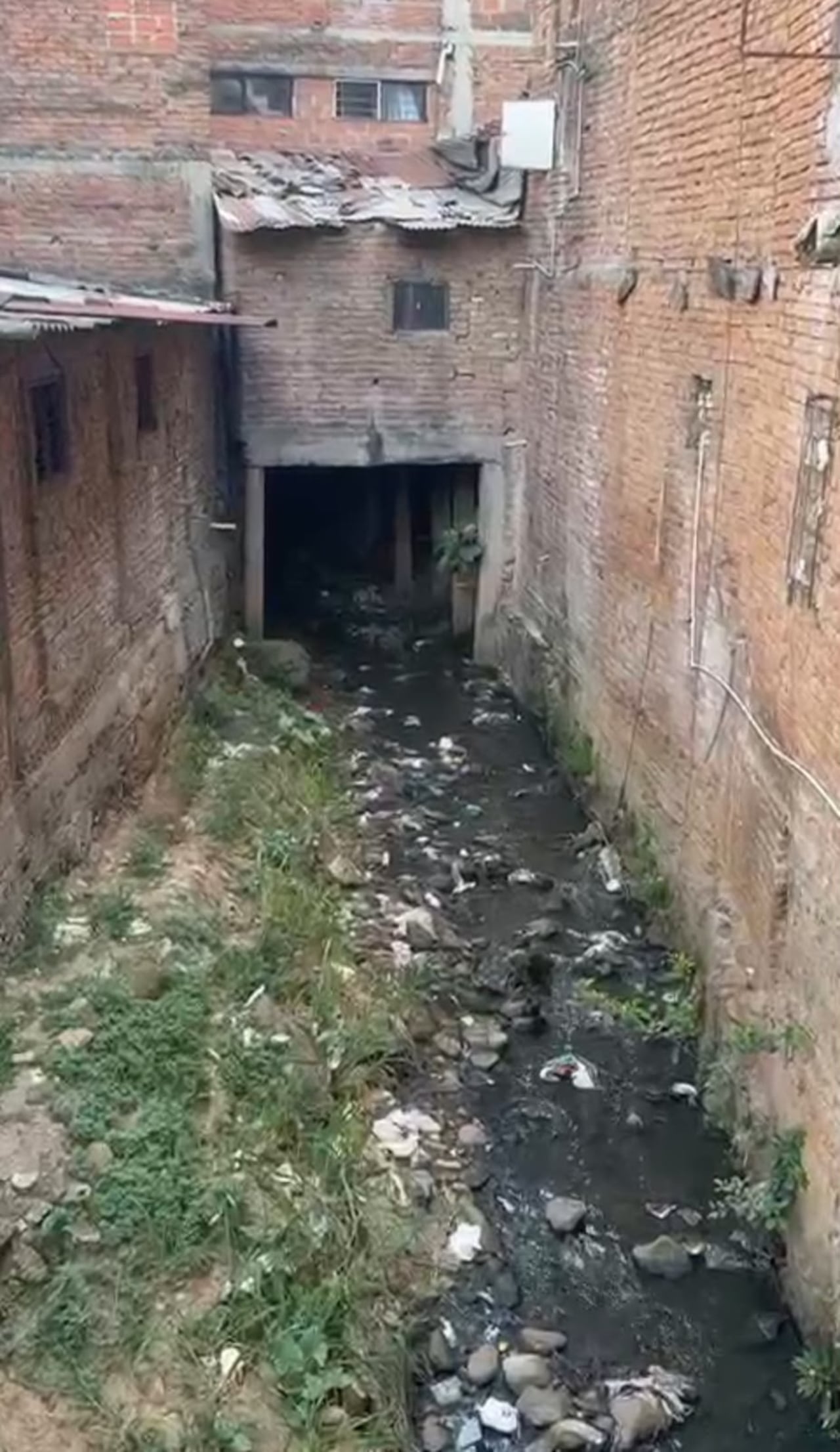 Así luce actualmente la quebrada Los Pozos, al lado de La Bombonera, en el barrio El Cortijo, comuna 20 de Cali.