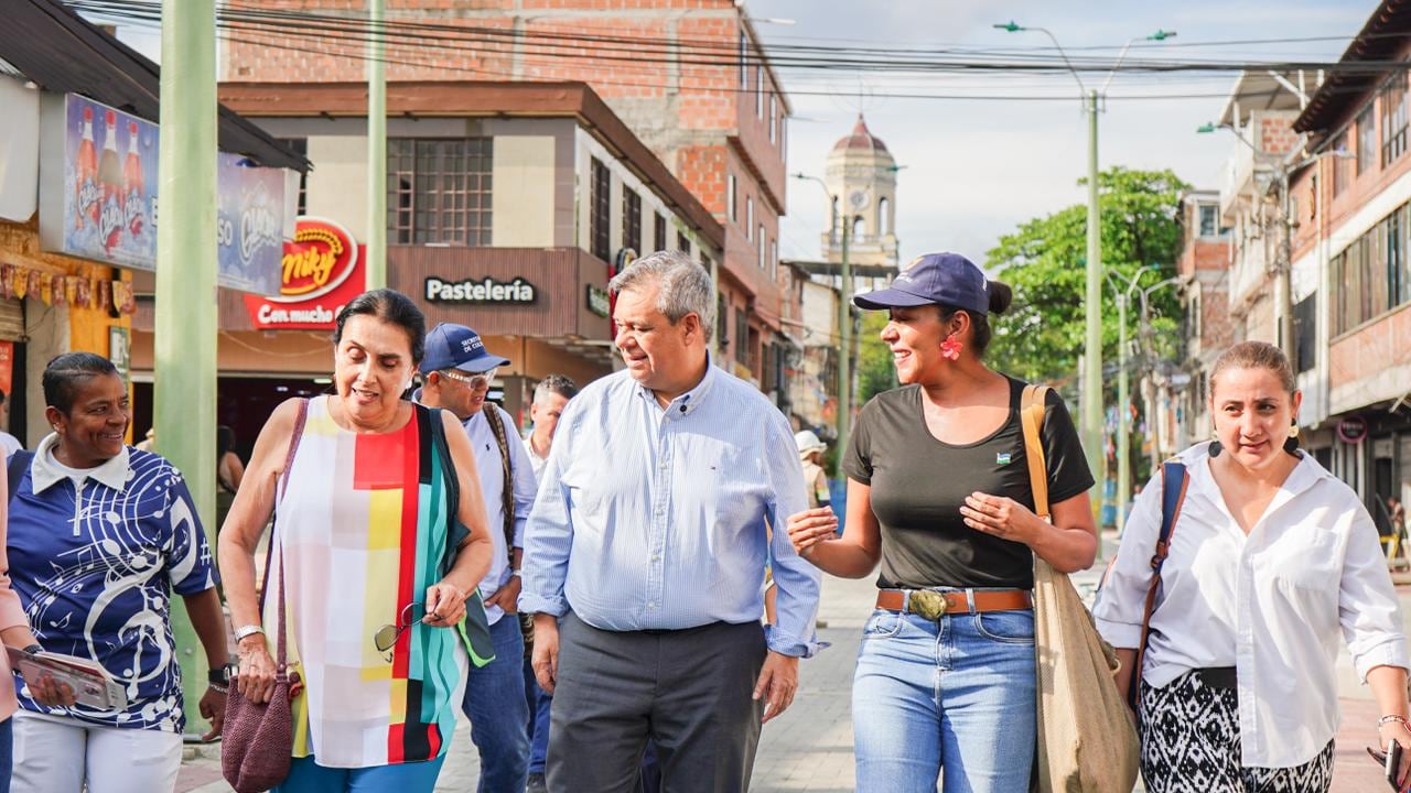 Durante el recorrido, Martha Senn -izquierda- interactuó con gestores culturales y habitantes del sector. “Venir al Barrio Obrero es venir a la felicidad”, dijo la artista.