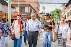 Durante el recorrido, Martha Senn -izquierda- interactuó con gestores culturales y habitantes del sector. “Venir al Barrio Obrero es venir a la felicidad”, dijo la artista.