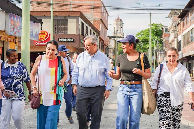Durante el recorrido, Martha Senn -izquierda- interactuó con gestores culturales y habitantes del sector. “Venir al Barrio Obrero es venir a la felicidad”, dijo la artista.