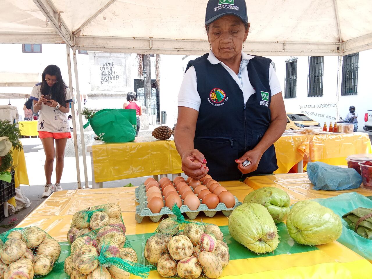 Los famosos huevos de campo están en esta venta, la cual es el resultado de una apuesta de las autoridades regionales de fortalecer la producción de comida sana para así velar por la salud de las comunidades.