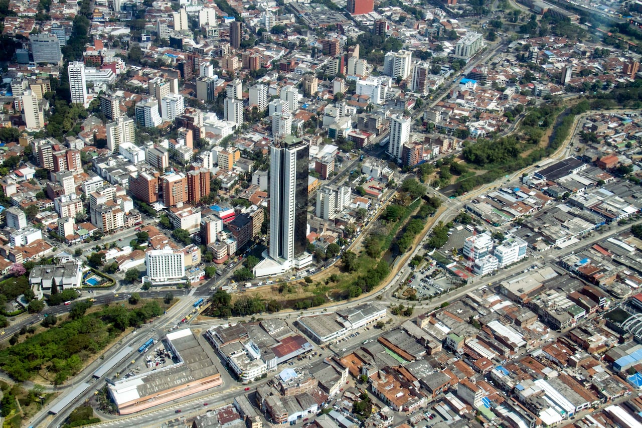 Vista aérea de Cali, con la Torre de Cali como referente del centro urbano de la ciudad.