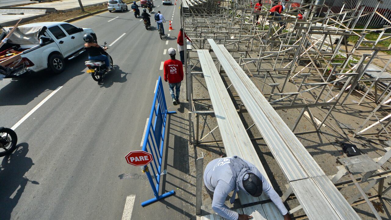 A toda máquina trabajan decenas de trabajadores para tener lista la gradería que está siendo ubicada sobre la Autopista para los eventos de la feria.