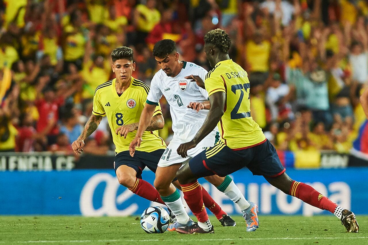 VALENCIA, ESPAÑA - 16 DE JUNIO: Salih Merchas de Irak y Davinson Sánchez de Colombia luchan por el balón durante el partido amistoso internacional entre Colombia e Irak en el Estadio Mestalla el 16 de junio de 2023 en Valencia, España. (Foto de María José Segovia/DeFodi Images vía Getty Images)