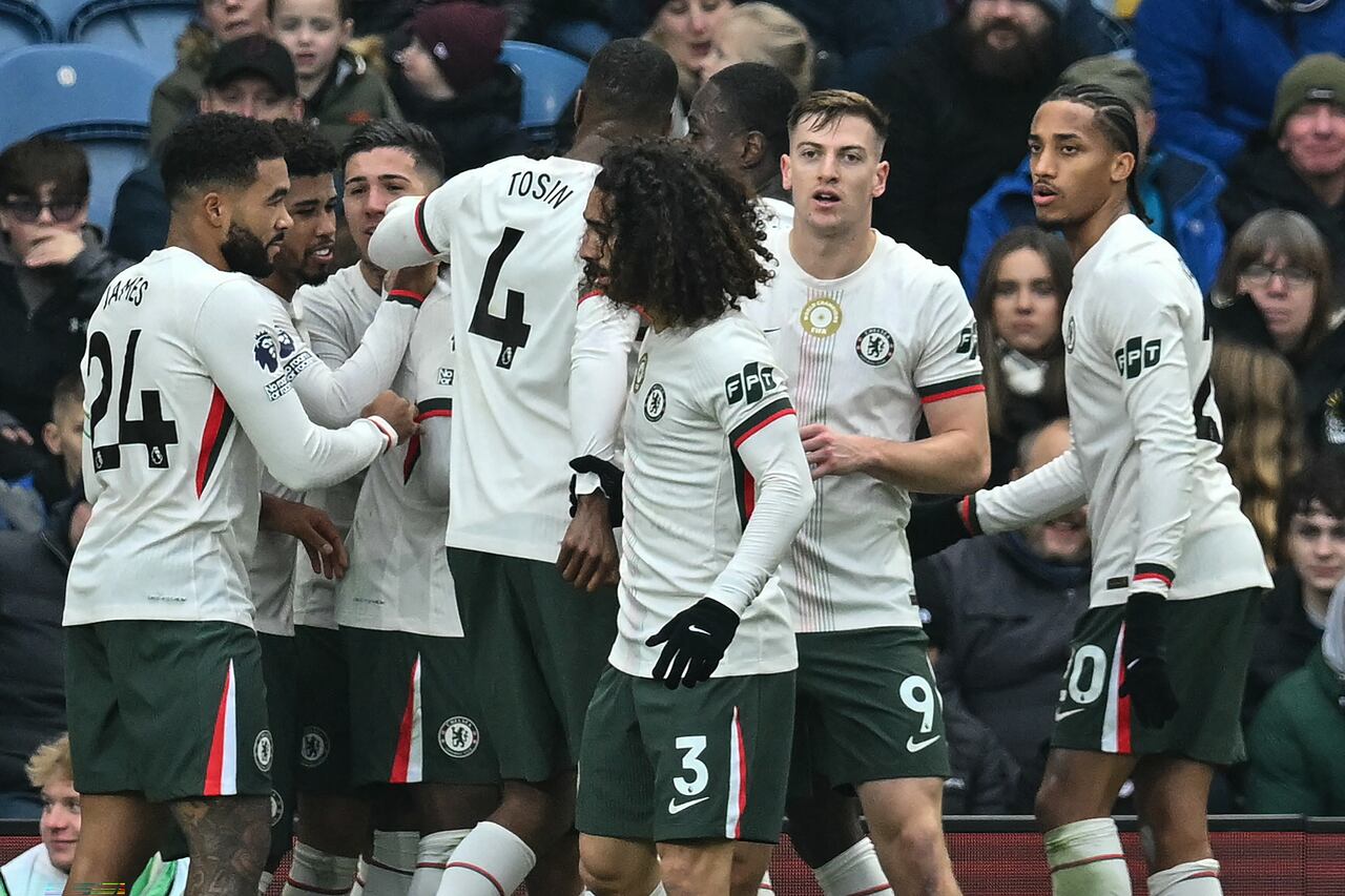 Los compañeros del Chelsea celebran el primer gol del centrocampista portugués Pedro Neto durante el partido de la Premier League inglesa entre Burnley y Chelsea en Turf Moor en Burnley, noroeste de Inglaterra, el 22 de noviembre de 2025. (Foto de ANDY BUCHANAN / AFP)