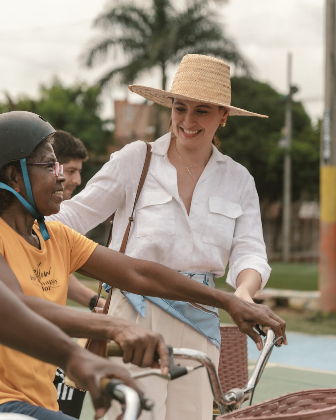 Taliana Vargas en uno de los ecosistemas de Cuidarte, dialogando con mujeres cuidadoras de la zona urbana.
