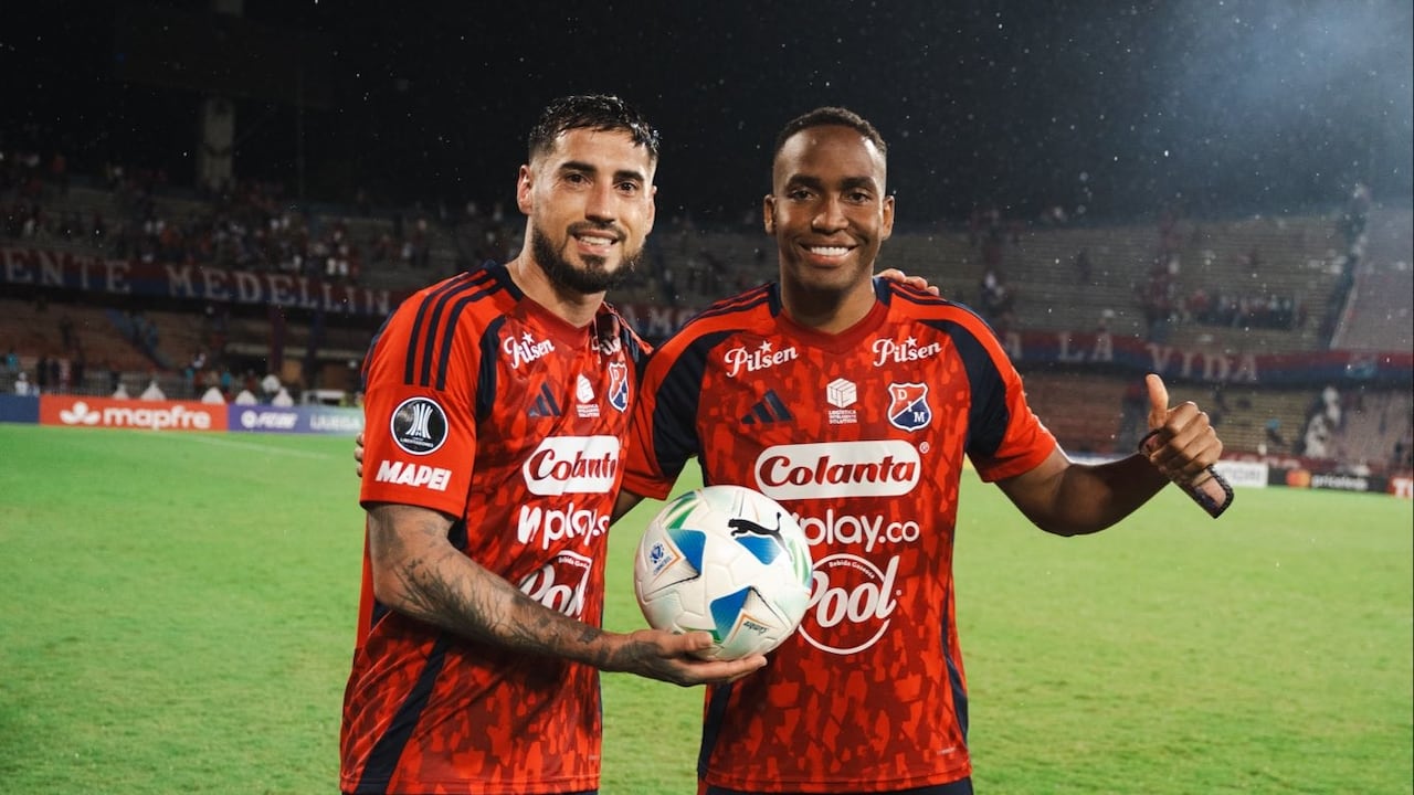 Jugadores del Medellín celebran pase a la fase de grupos de la Copa Libertadores.