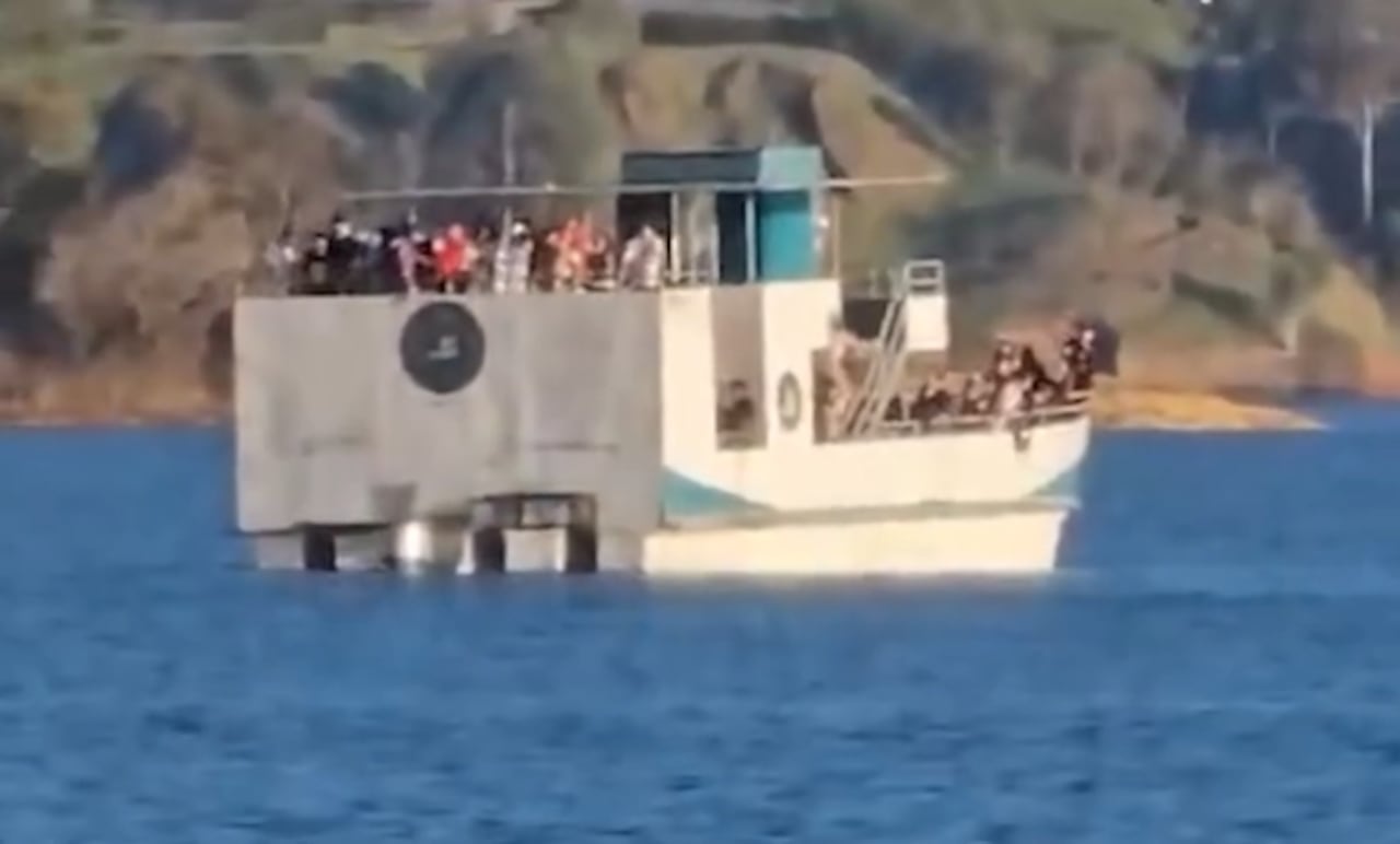 Planchón en el que iba turista que murió ahogado en el embalse de Guatapé,