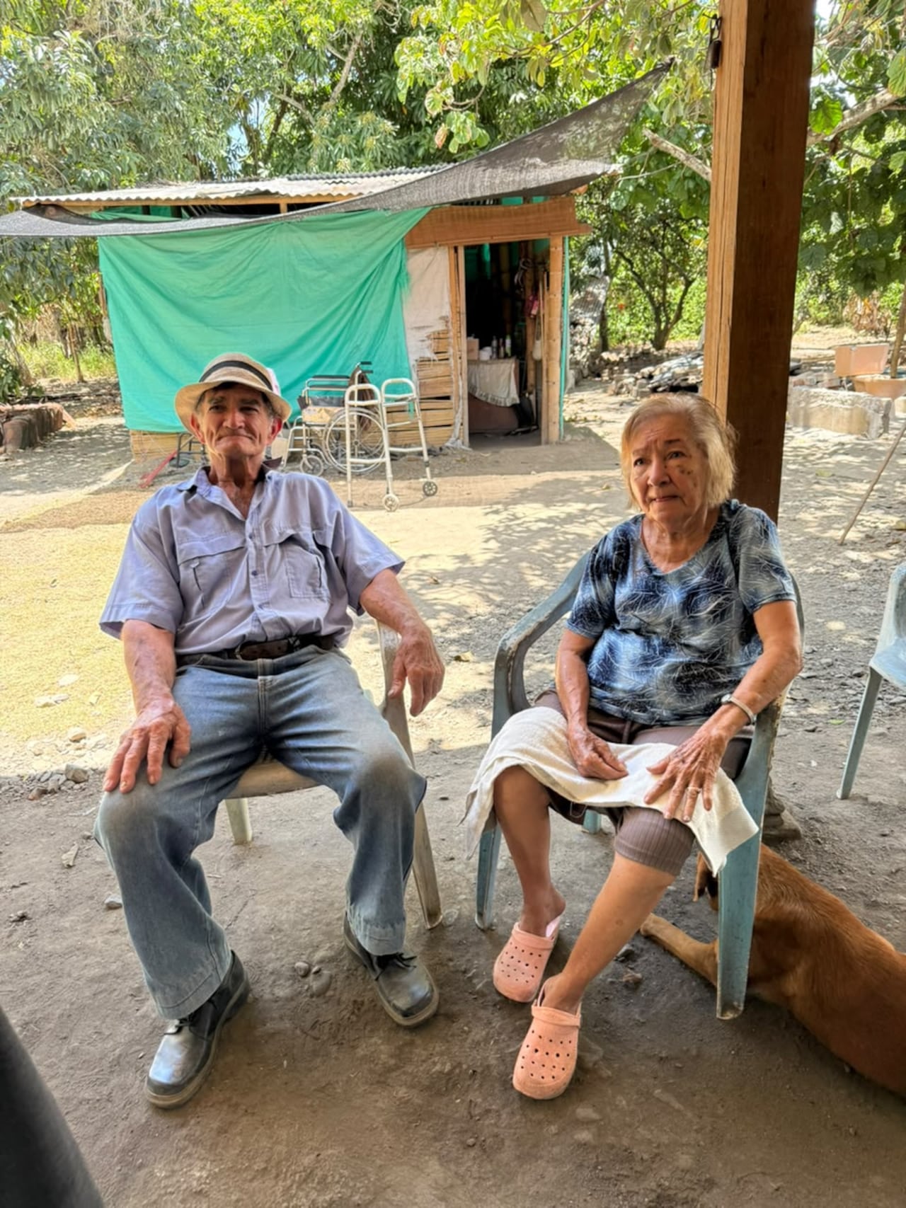 Tras perder su vivienda, la pareja debió resguardarse en un precario cambuche al no contar con un techo seguro
.