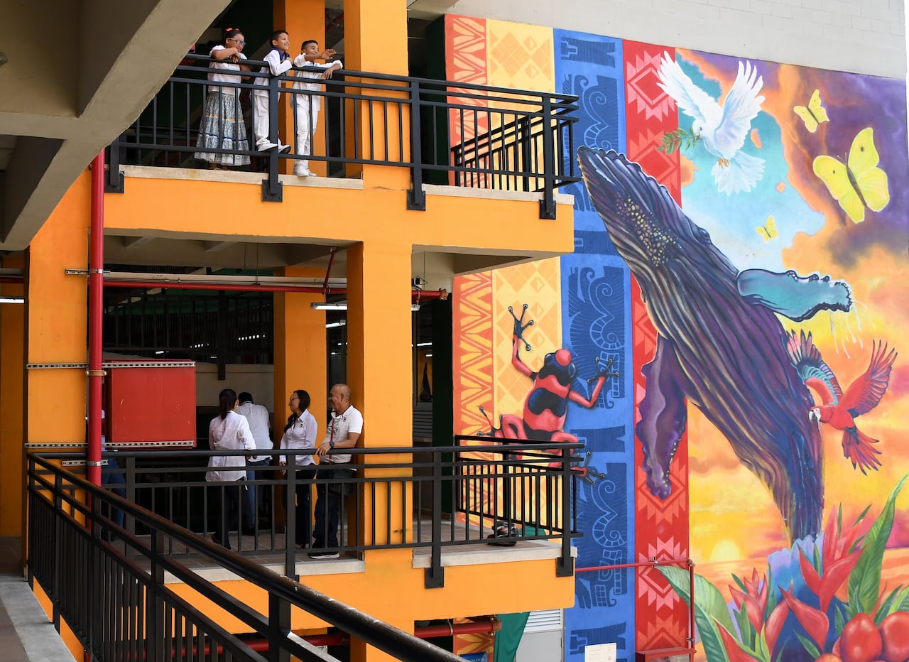 Cali: Regreso al colegtio de miles de estudiantes del calendario A y entrega de la nueva planta fisica de la sede principal de la institucion Educativa Oficial Villa del Sur. Foto José L Guzmán El País