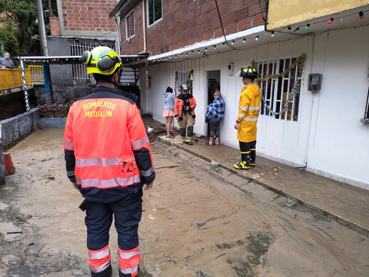 Mientras avanzaba la atención al incendio, los organismos de rescate respondían a múltiples incidentes provocados por las fuertes lluvias de la tarde.