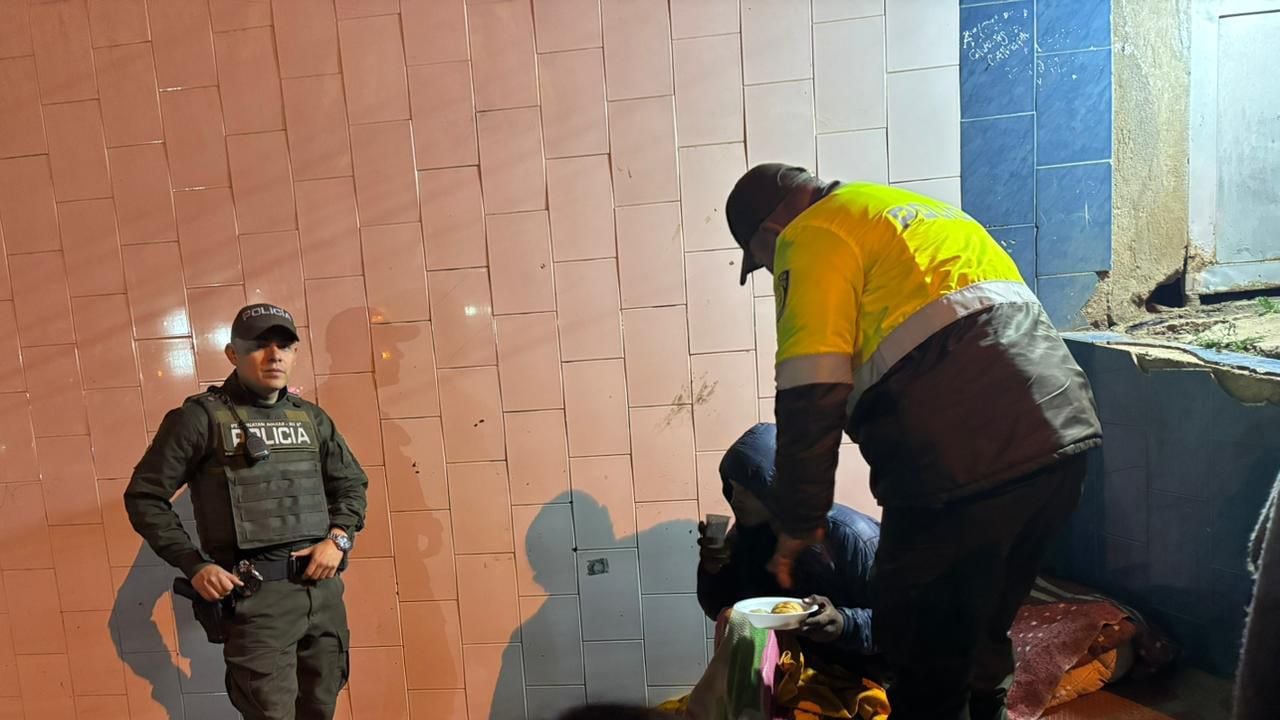 En medio de un ambiente de solidaridad, la Policía Nacional y la comunidad entregaron alimentos y prendas de vestir a personas en condición de vulnerabilidad en las calles de Ipiales.