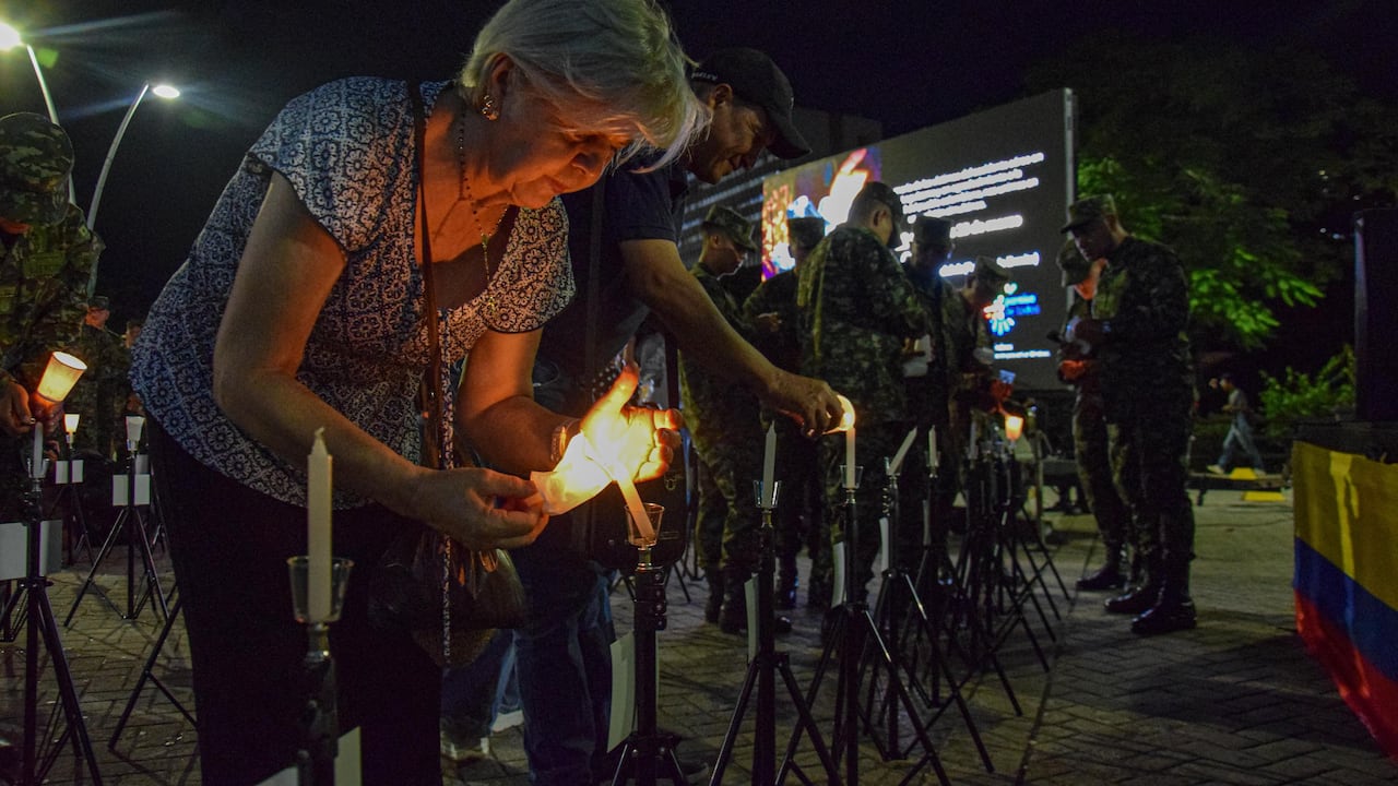 Con velatones, oraciones y mensajes de solidaridad, miles de colombianos honraron la memoria.
