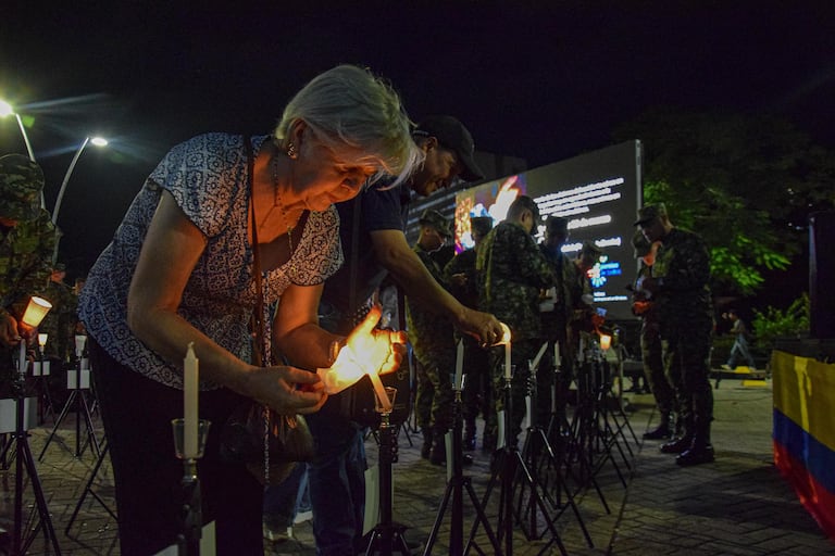 Con velatones, oraciones y mensajes de solidaridad, miles de colombianos honraron la memoria.