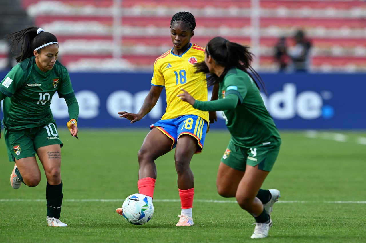 La delantera colombiana #18 Linda Caicedo patea el balón durante el partido de fútbol de la Liga de Naciones Femenina de la Conmebol 2025-26 entre Bolivia y Colombia en el Estadio Hernando Siles en La Paz el 28 de noviembre de 2025. (Foto de Aizar RALDES / AFP)