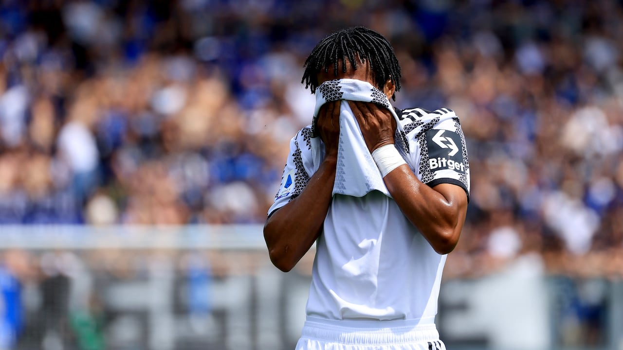 BERGAMO, ITALY - MAY 07: Juan Cuadrado of Juventus FC shows his dejection during the Serie A match between Atalanta BC and Juventus at Gewiss Stadium on May 07, 2023 in Bergamo, Italy. (Photo by Giuseppe Cottini/Getty Images)