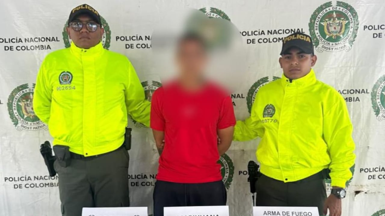 En la acción policial se le incautó un arma de fuego tipo revólver, seis cartuchos y 160 dosis de estupefacientes.
