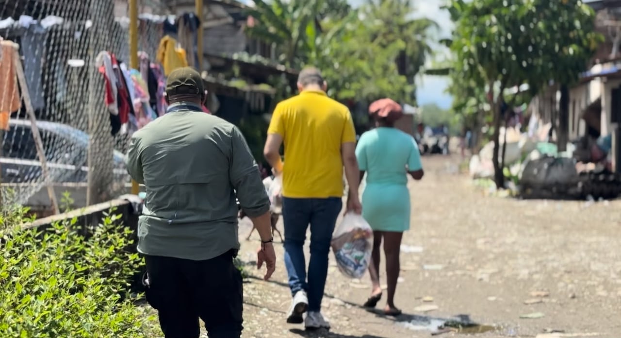 Con recorridos directos por los barrios y sectores afectados, el equipo de la organización llega hasta los hogares para entregar las ayudas y dialogar de primera mano con las familias sobre sus necesidades más apremiantes.