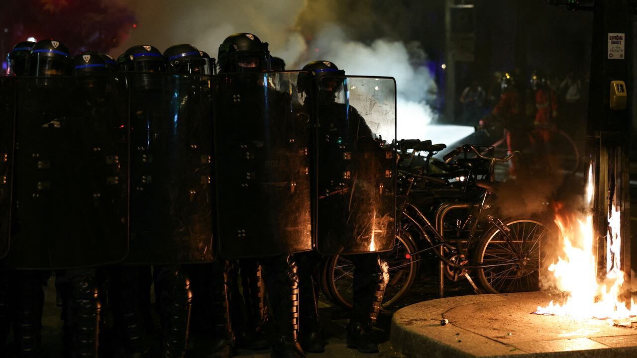 Policía antidisturbios hace presencia en la Plaza París.