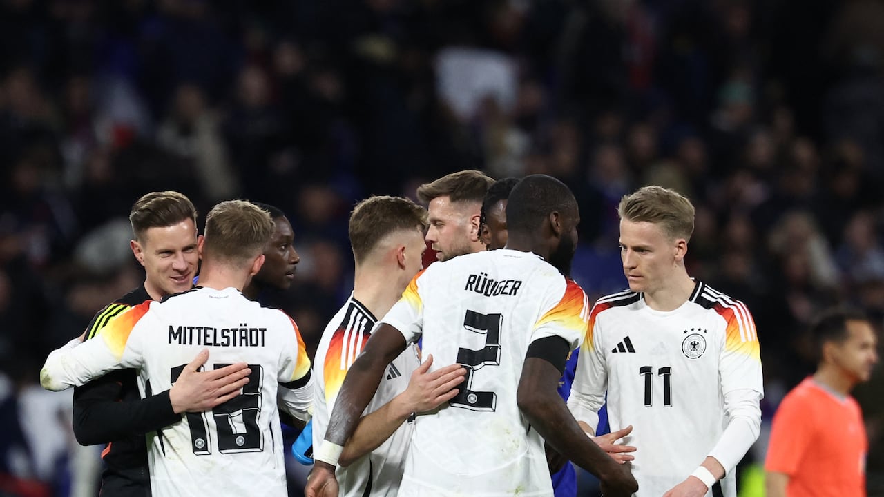 Los jugadores alemanes se felicitan al final del partido amistoso de fútbol entre Francia y Alemania, en el estadio Groupama de Decines-Charpieu, cerca de Lyon, el 23 de marzo de 2024. (Foto de FRANCK FIFE / AFP)