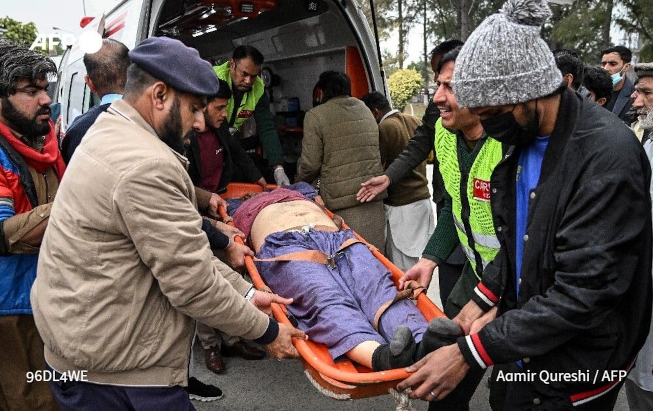 Una explosión provocada por un atentado suicida dejó al menos 31 personas muertas y 169 heridas este viernes en una mezquita chií.
