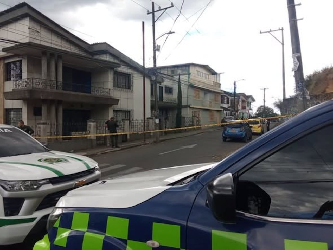 Luego del crimen, uniformados de la Policía acordonaron la escena para permitir el trabajo de los investigadores judiciales, quienes recopilaron material probatorio y revisan videos de seguridad con el propósito de identificar al responsable del homicidio.