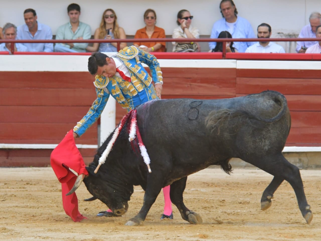 El colombiano José Arcila, en muletazo al noble primero de la tarde del interesante encierro de la ganadería Salento.