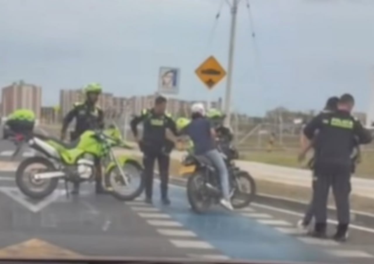 Video captó a presuntos ladrones mientras escapaban tras hurto en el sur de Cali. Luego fueron capturados.