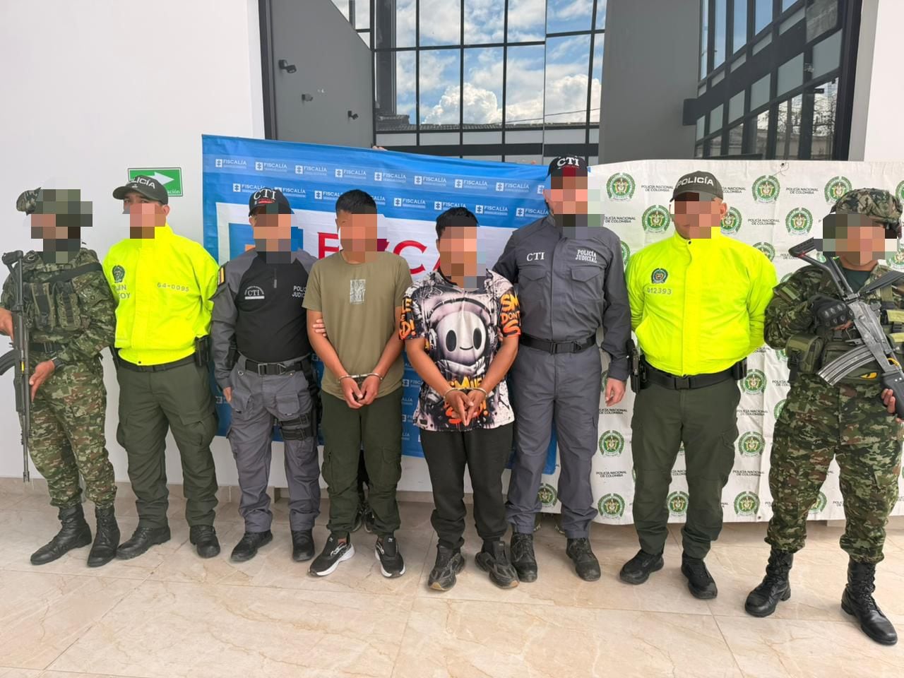 Durante el procedimiento judicial fueron hallados un dron artesanal, un arma de fuego, celulares y propaganda de un grupo armado ilegal.
