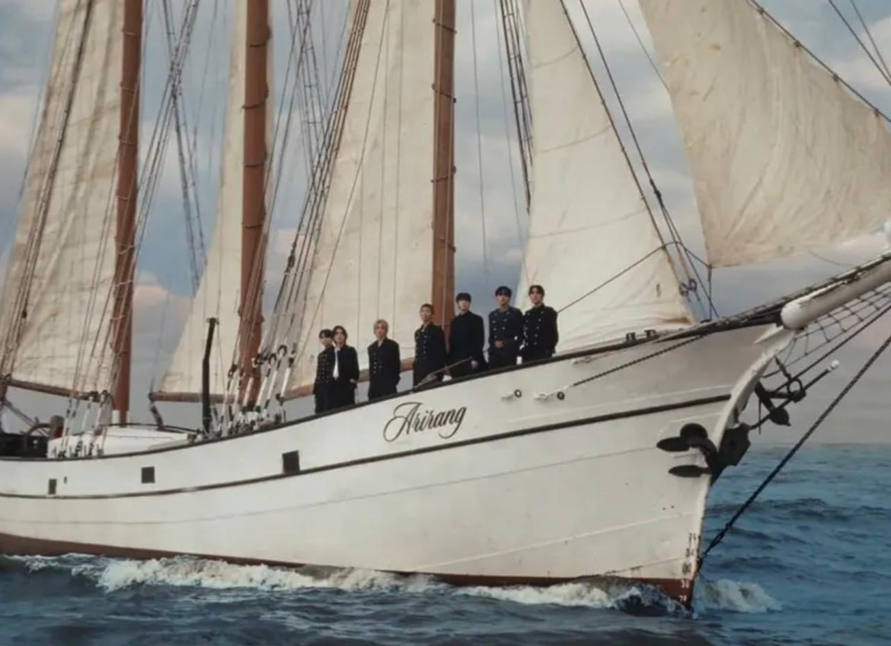 En Swim, los BTS viajan en un barco llamado Arirang.