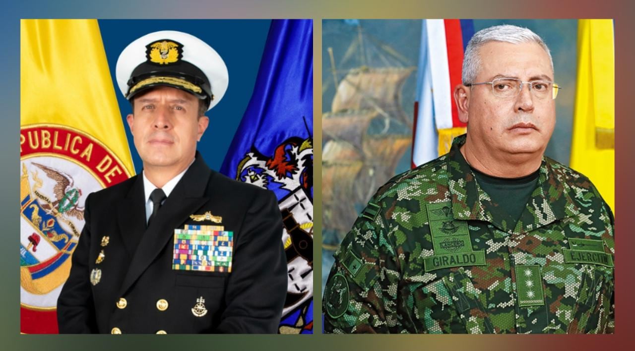 A la izquierda el almirante Francisco Cubides, el entrante comandante de las Fuerzas Militares y a la derecha el general, Helder Giraldo, saliente comandante de las Fuerzas Militares.