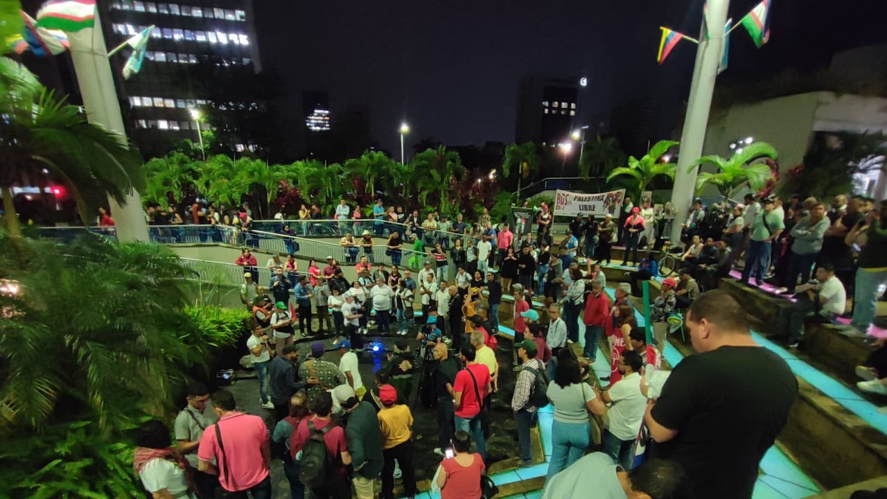 A esta hora, un grupo de personas se encuentran en la Plazoleta Jairo Varela.