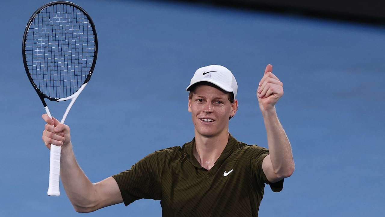 El italiano Jannik Sinner celebra su victoria sobre el italiano Luciano Darderi en su partido individual masculino en el noveno día del Abierto de Australia de tenis en Melbourne el 26 de enero de 2026. (Foto de IZHAR KHAN / AFP)