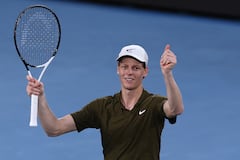El italiano Jannik Sinner celebra su victoria sobre el italiano Luciano Darderi en su partido individual masculino en el noveno día del Abierto de Australia de tenis en Melbourne el 26 de enero de 2026. (Foto de IZHAR KHAN / AFP)