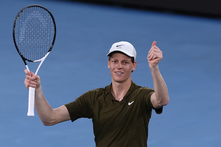 El italiano Jannik Sinner celebra su victoria sobre el italiano Luciano Darderi en su partido individual masculino en el noveno día del Abierto de Australia de tenis en Melbourne el 26 de enero de 2026. (Foto de IZHAR KHAN / AFP)