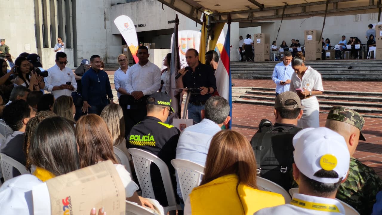 El alcalde Alejandro Eder lideró la apertura de la jornada de votación