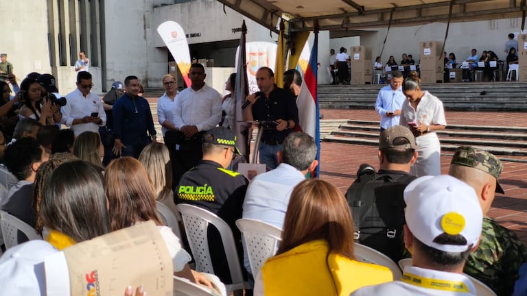 El alcalde Alejandro Eder lideró la apertura de la jornada de votación