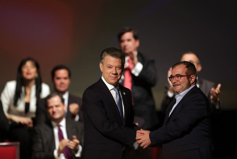 Juan Manuel Santos y Timochenko firmaron el acuerdo de paz.
