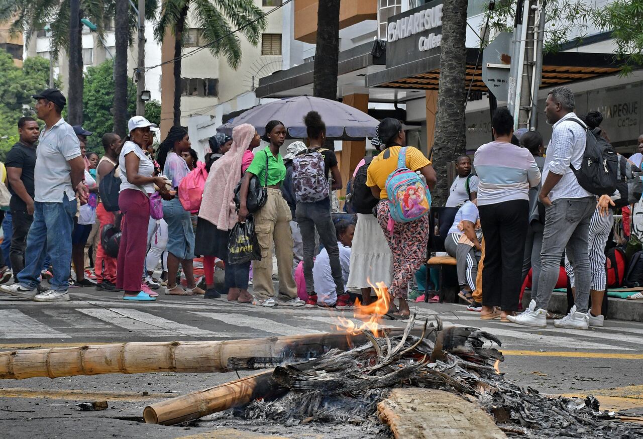 Este viernes 26 de julio, persisten los bloqueos en el barrio Versalles, norte de Cali, impulsados por los integrantes de Minga Popular y Comunitaria de Cali, que exigen “una respuesta efectiva” por parte de la Administración, para abordar sus reclamos de vivienda. Ya son cuatro días de platón en esta zona de clínicas y centros médicos. Fotos Raúl Palacios / El Pais
