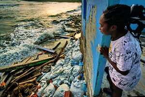 Habitantes del sector de Juanchaco en Buenaventura, ven desde hace más de 20 años, como el mar, sube de nivel por el cambio climático, destruyendo sus viviendas y dejando a muchos, en la calle. 5 de diciembre de 2024. Foto Jorge Orozco / El País.