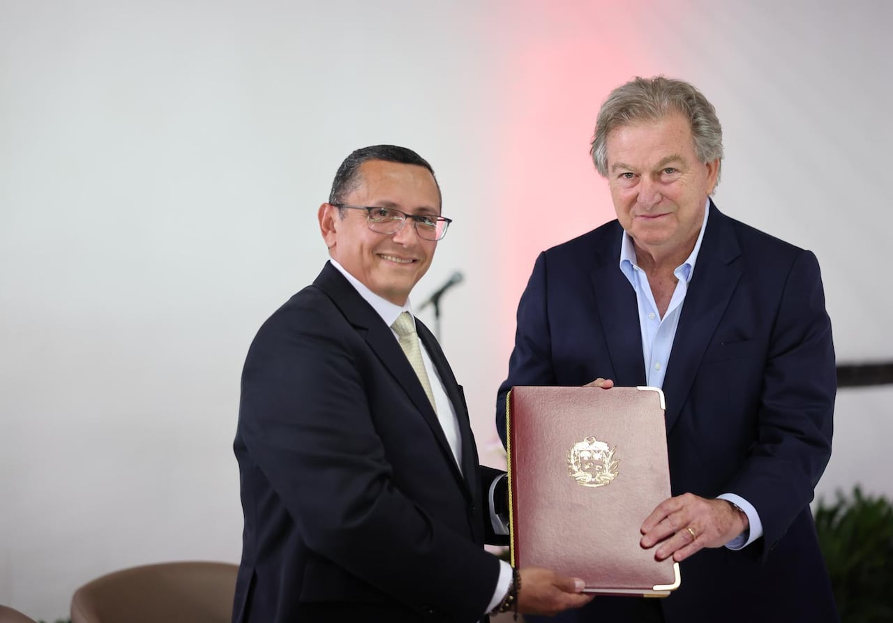 Vicepresidente de Pdvsa, Jovanny Martínez, junto a Jaime Gilinski.