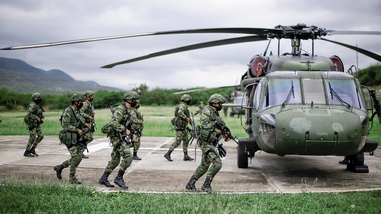 Despliegue de grupo del Ejército Nacional.