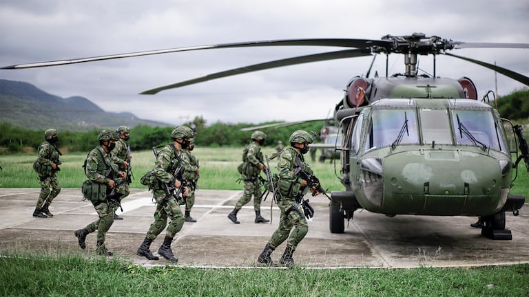 Despliegue de grupo del Ejército Nacional.