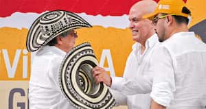 Gustavo Petro y Salvatore Mancuso intercambiaron sombreros vueltiaos en medio del evento.