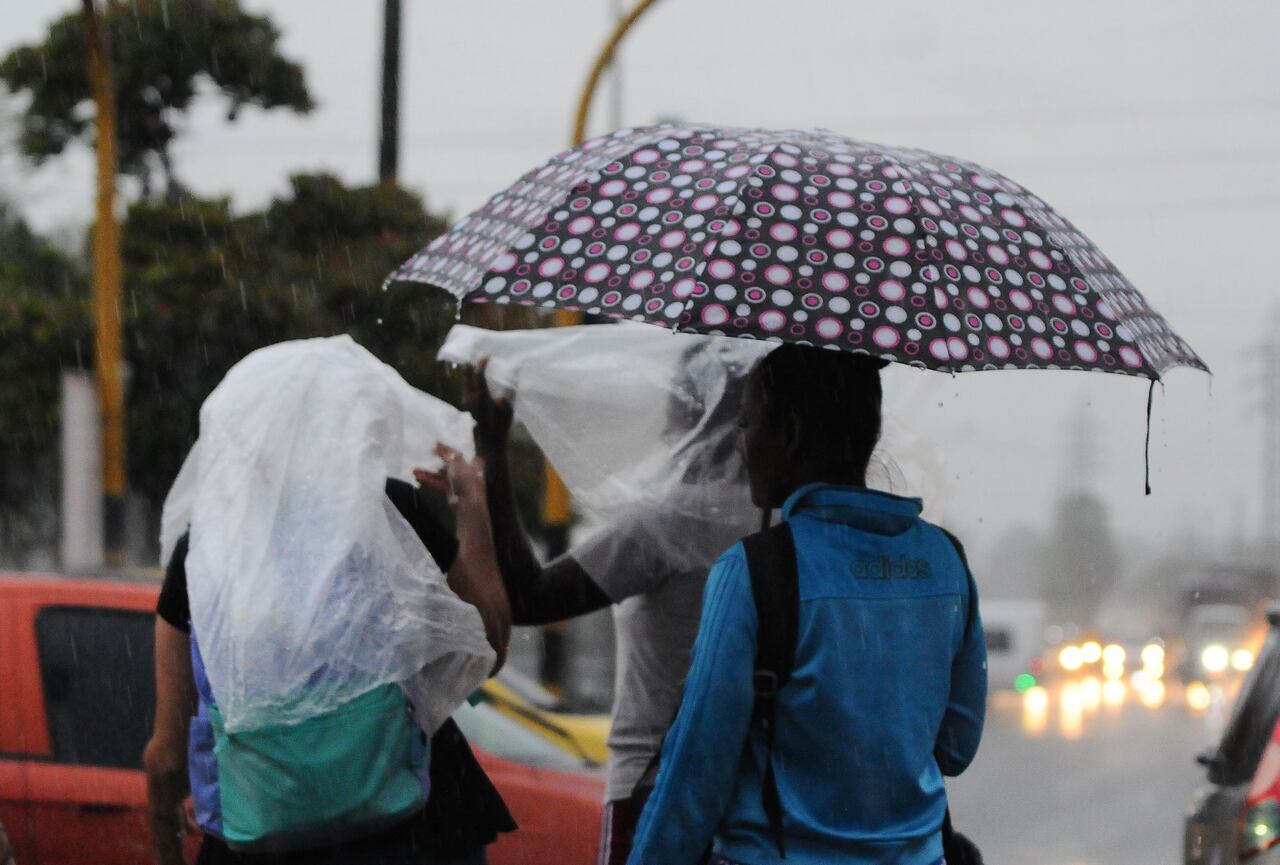 Cali: Un fuerte aguacero caído en la tarde de hoy en la ciudad género gran congestión vehicular en ciertos sectores. La lluvia se presentó más fuerte en el centro de Cali. Foto José L Guzmán. El País. Julio 7-23
