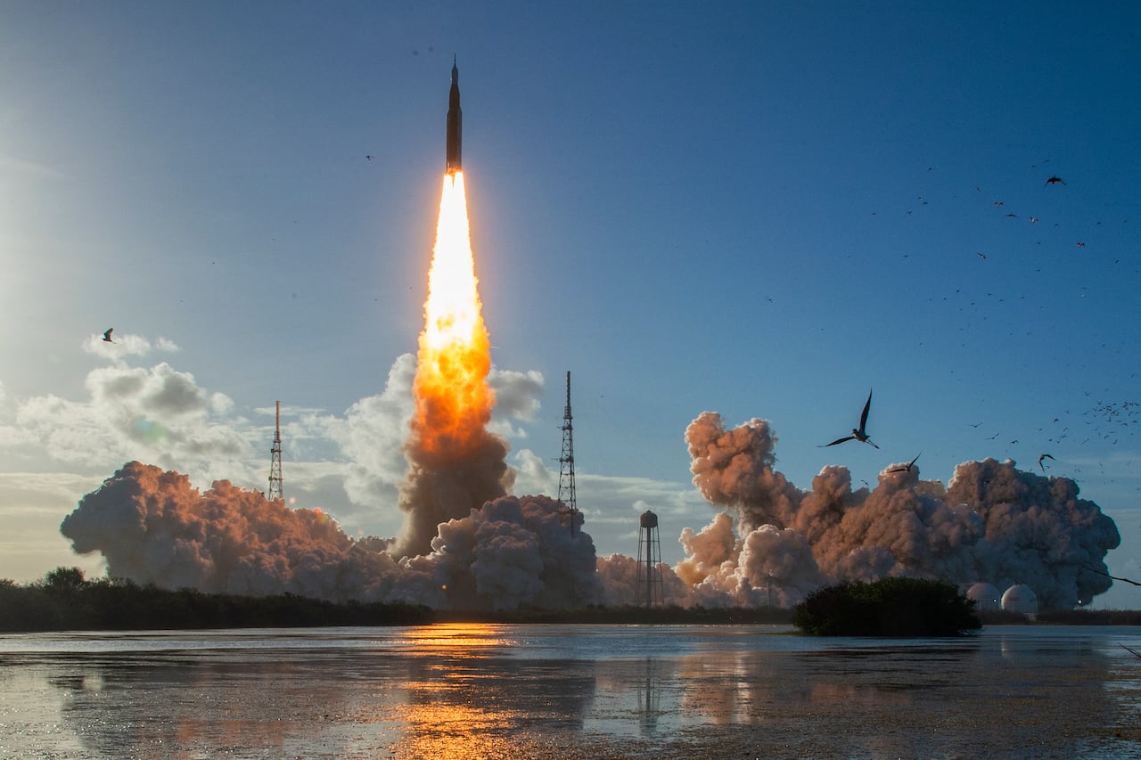 La misión lunar tripulada Artemis II despegó de la plataforma 39B del Centro Espacial Kennedy en Cabo Cañaveral, Florida, el 1 de abril de 2026.