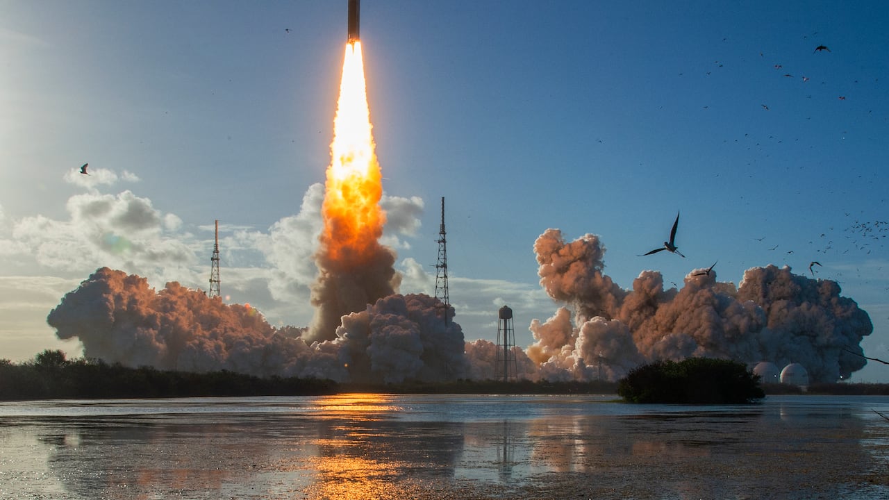 La misión lunar tripulada Artemis II despegó de la plataforma 39B del Centro Espacial Kennedy en Cabo Cañaveral, Florida, el 1 de abril de 2026.