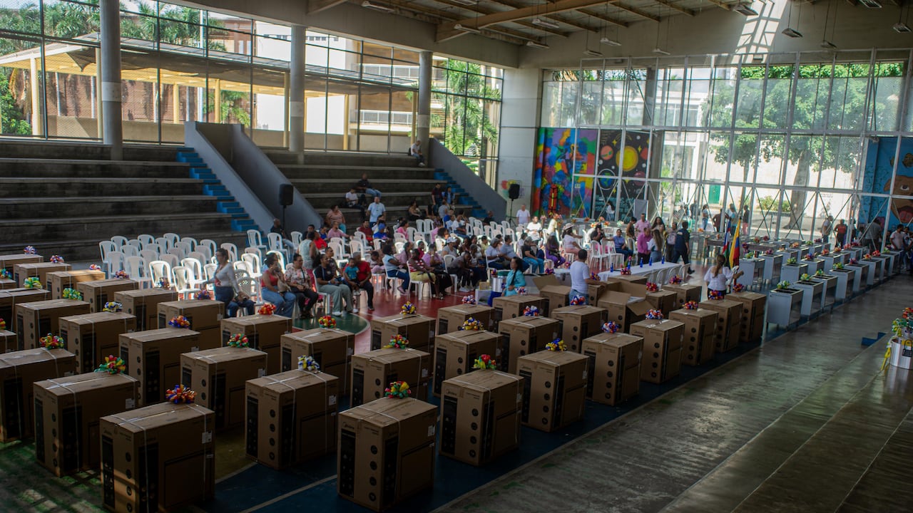 Entrega de dotación a los comedores comunitarios de Cali.